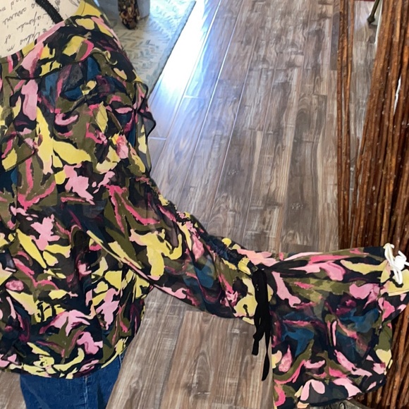 Guess Ruffled Floral Blouse - Picture 11 of 12